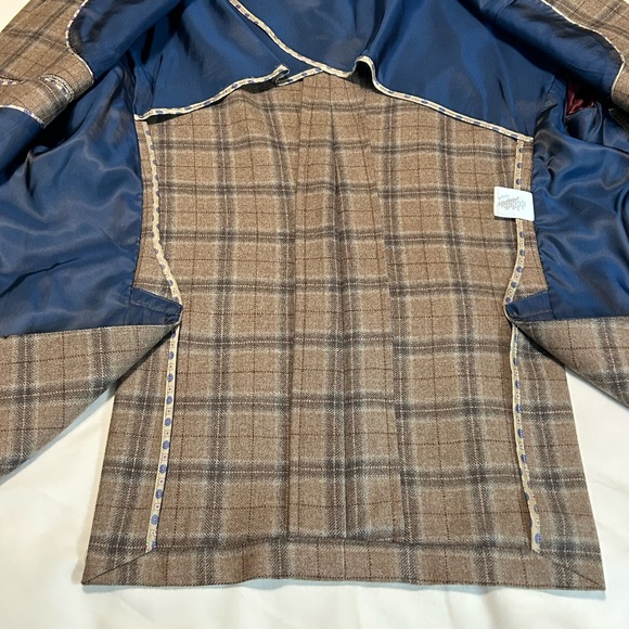 Tan blazer. Size XL. I wear a 44R and it fits well. - Picture 3 of 5